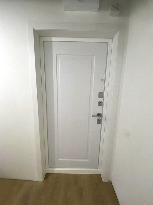 Дверь белого цвета Дверь белого цвета