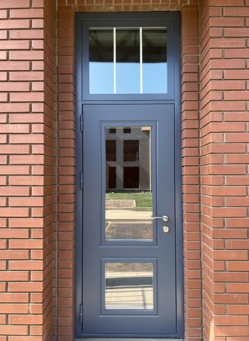 С фрамугой и стеклом С фрамугой и стеклом