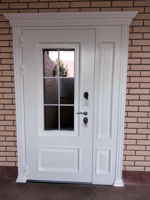 Белая дверь с окном Белая дверь с окном