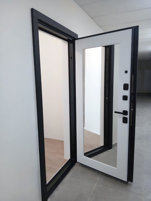 Дверь в квартиру с зеркалом внутри Дверь в квартиру с зеркалом внутри