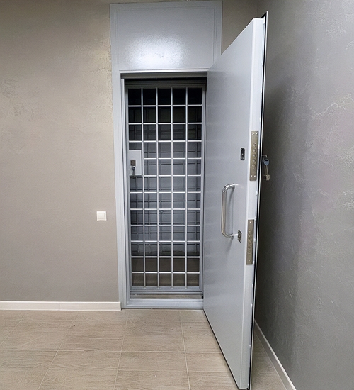 Взломостойкая дверь с решеткой